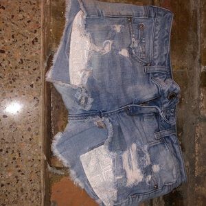 Ripped blue jeans with lace pockets